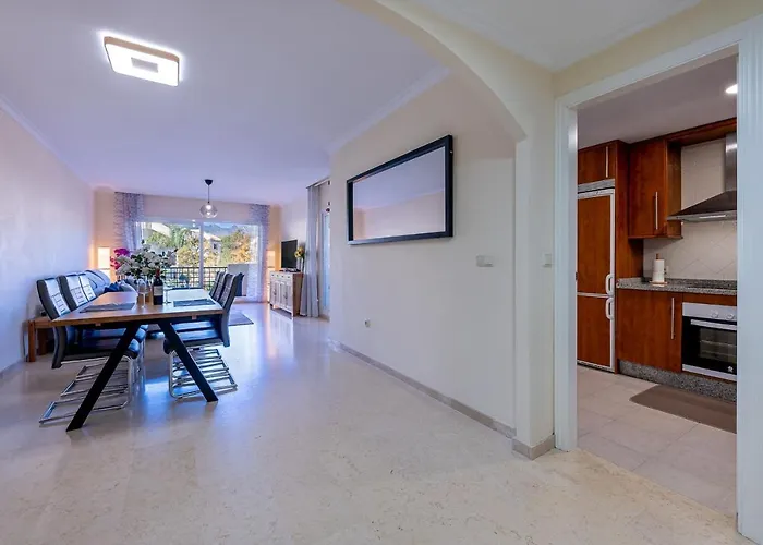 Hills Chic 3 Bed Elviria, Apartamento Marbella